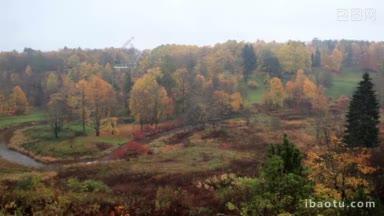 鸟瞰爱沙尼亚的<strong>秋天</strong>森林和弯曲的河流